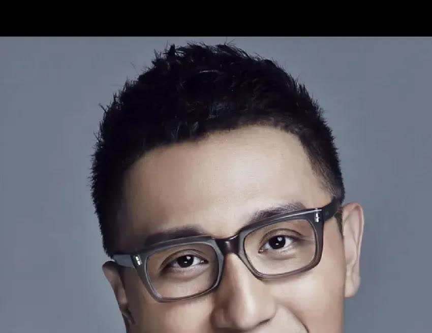 朱丹媚男一点都不奇怪，因为她自始至终就是这样的人！当年她大龄未婚，一直很