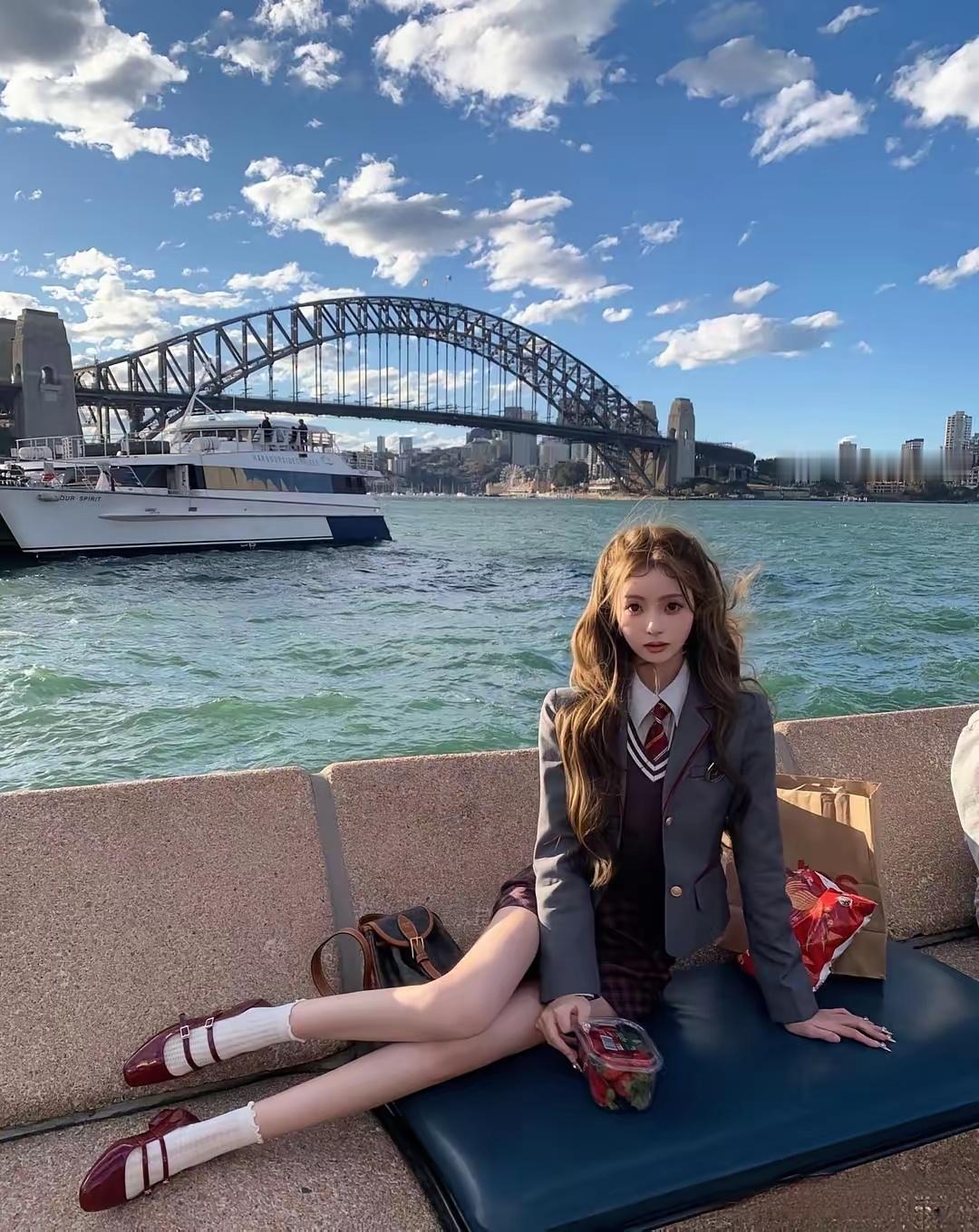 王思聪女友懒懒，穿贵族学校校服，自称自己是"王族"，寓意自己属于王家的人！这是已