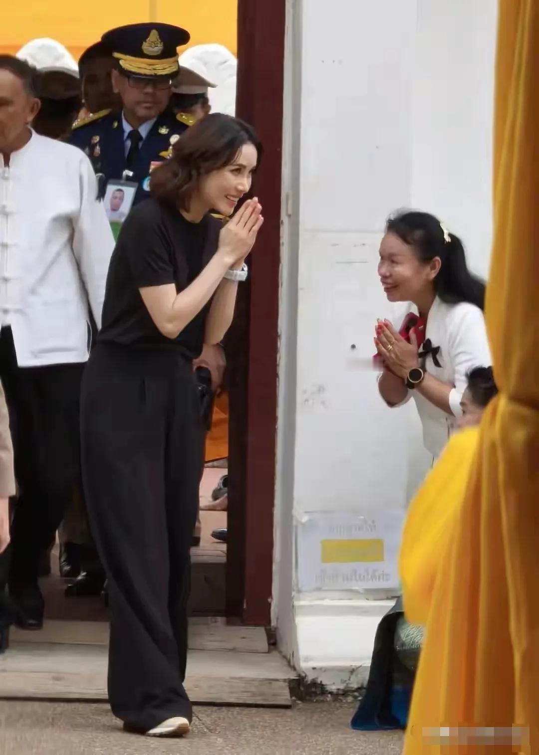 诗妮娜脱胎换骨了，简直是质的飞跃！日前，诗妮娜以私人身份参加一次活动，她形象