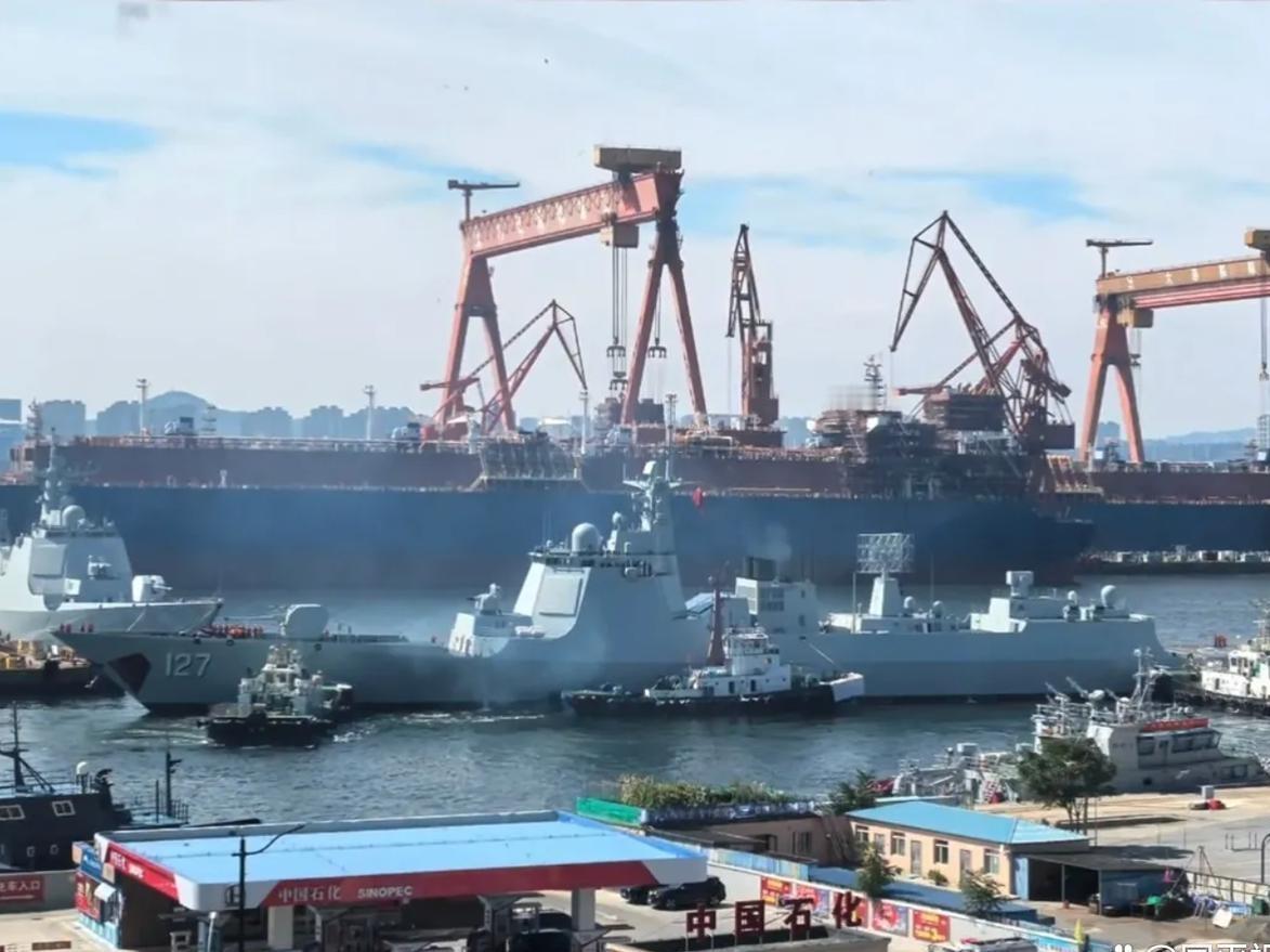 如果你看得仔细，你就会发现最新服役的127“驻马店”舰（俗称052DM型），它的