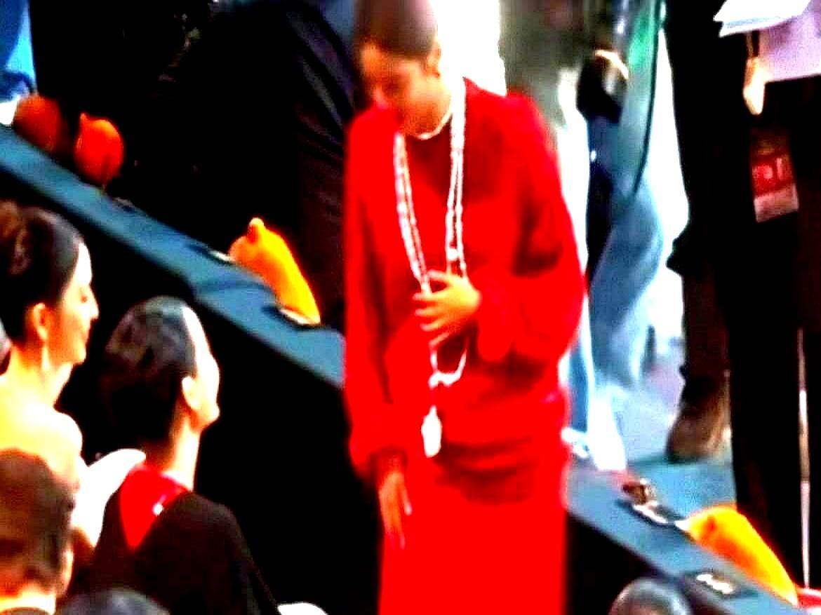 微博之夜炸了。肖战的名牌被人端走，刚拿了威尼斯影后的辛芷蕾，当场撕掉自己名牌，拎