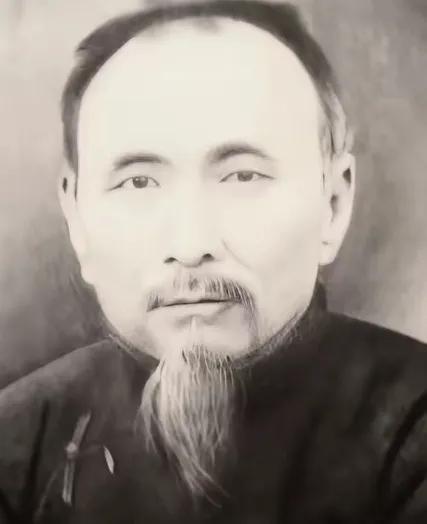 1935年，日军军官土肥原贤二，见大侠杜心五誓死不降，决定公开处决他。行刑的头天