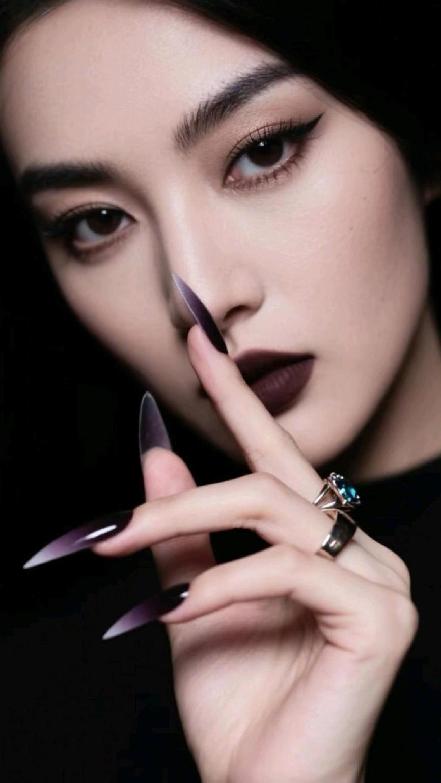 红妆美人，指尖轻触。