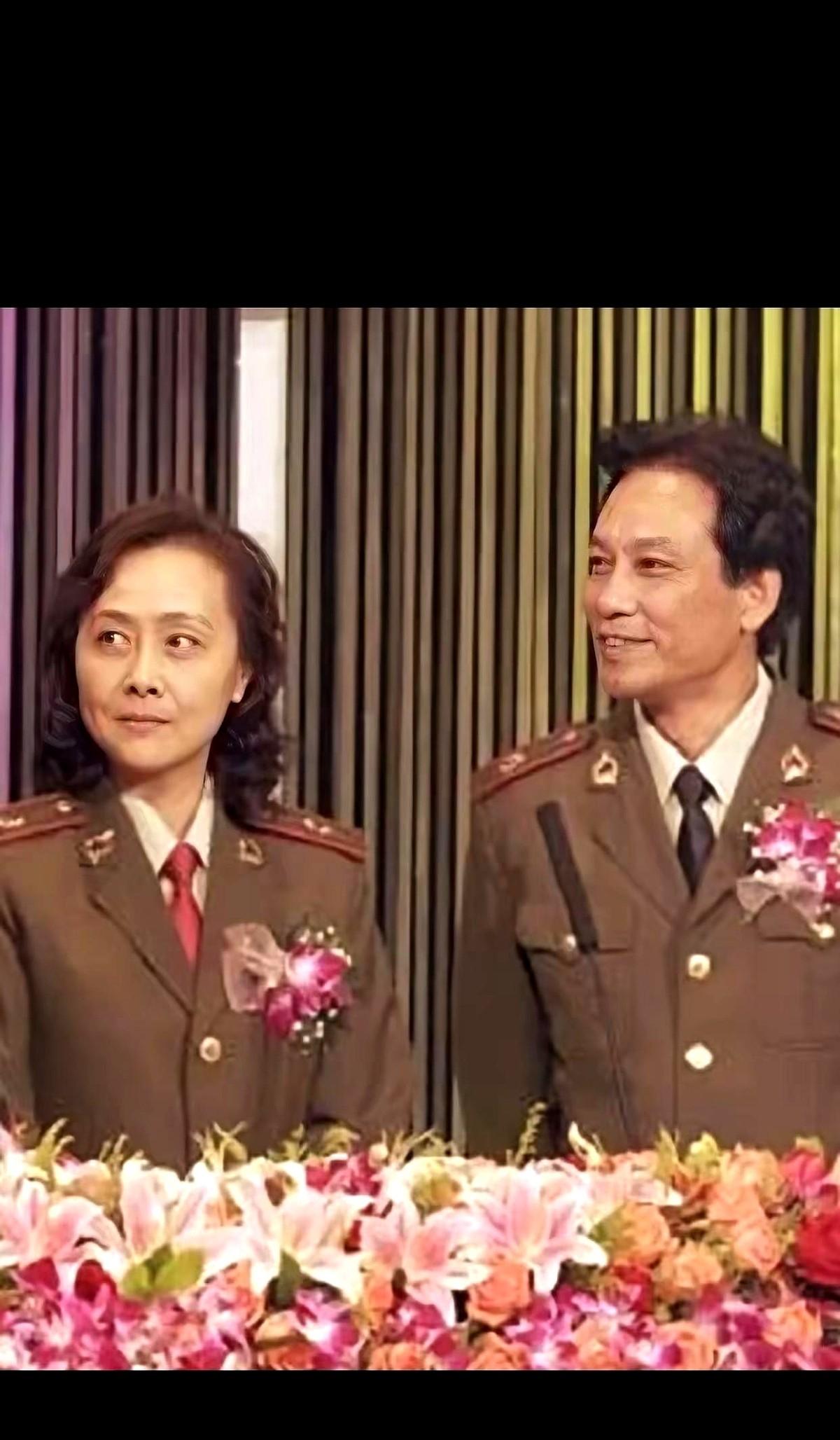 张国立邓婕结婚30多年，秘诀是每周必须吵一架。听着挺奇葩，其实是人家的高级玩