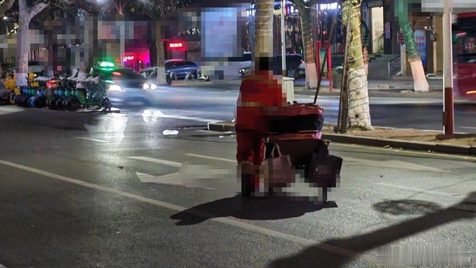 凤凰新闻【风暴眼丨月薪2000的环卫工，困在“电子镣铐”】为环卫工配发智能手环，