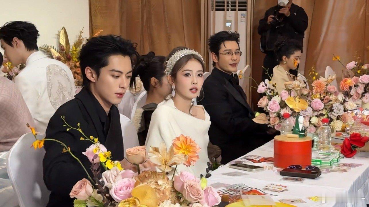 王鹤棣白鹿坐一起王鹤棣好久没见参加这种活动了，白鹿今天造型真好看，一次比一次惊艳