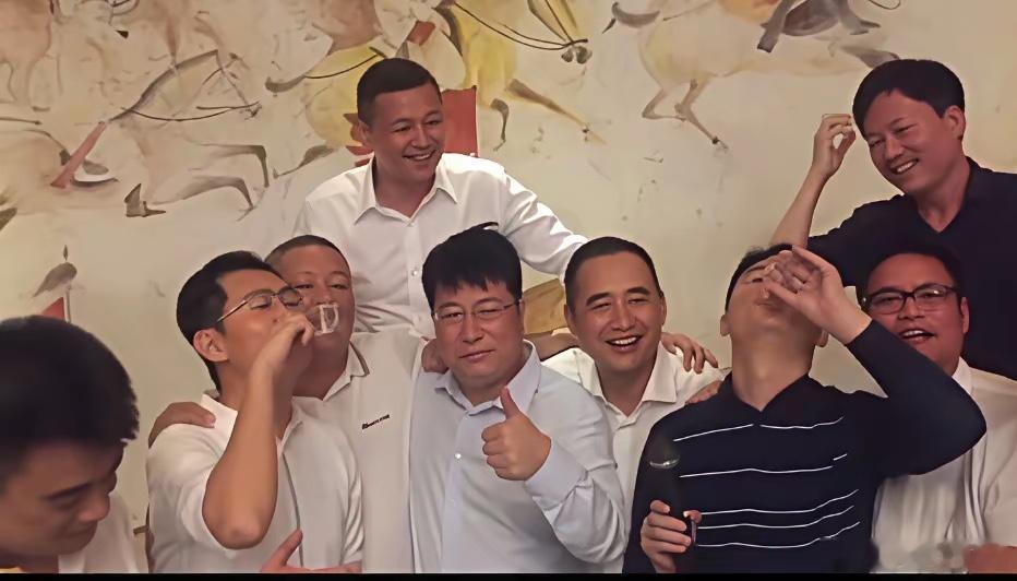 早年，刘强东与原紫光集团董事长赵伟国，马化腾等，一众商界大佬们聚餐，举杯共饮时的