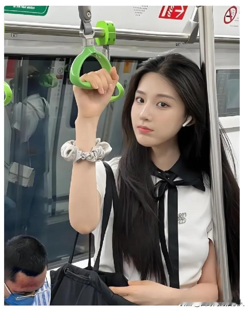 美女坐地铁发现手机被人偷了，正连着蓝牙放歌，她心想手机应该离自己不远，美女大喊：