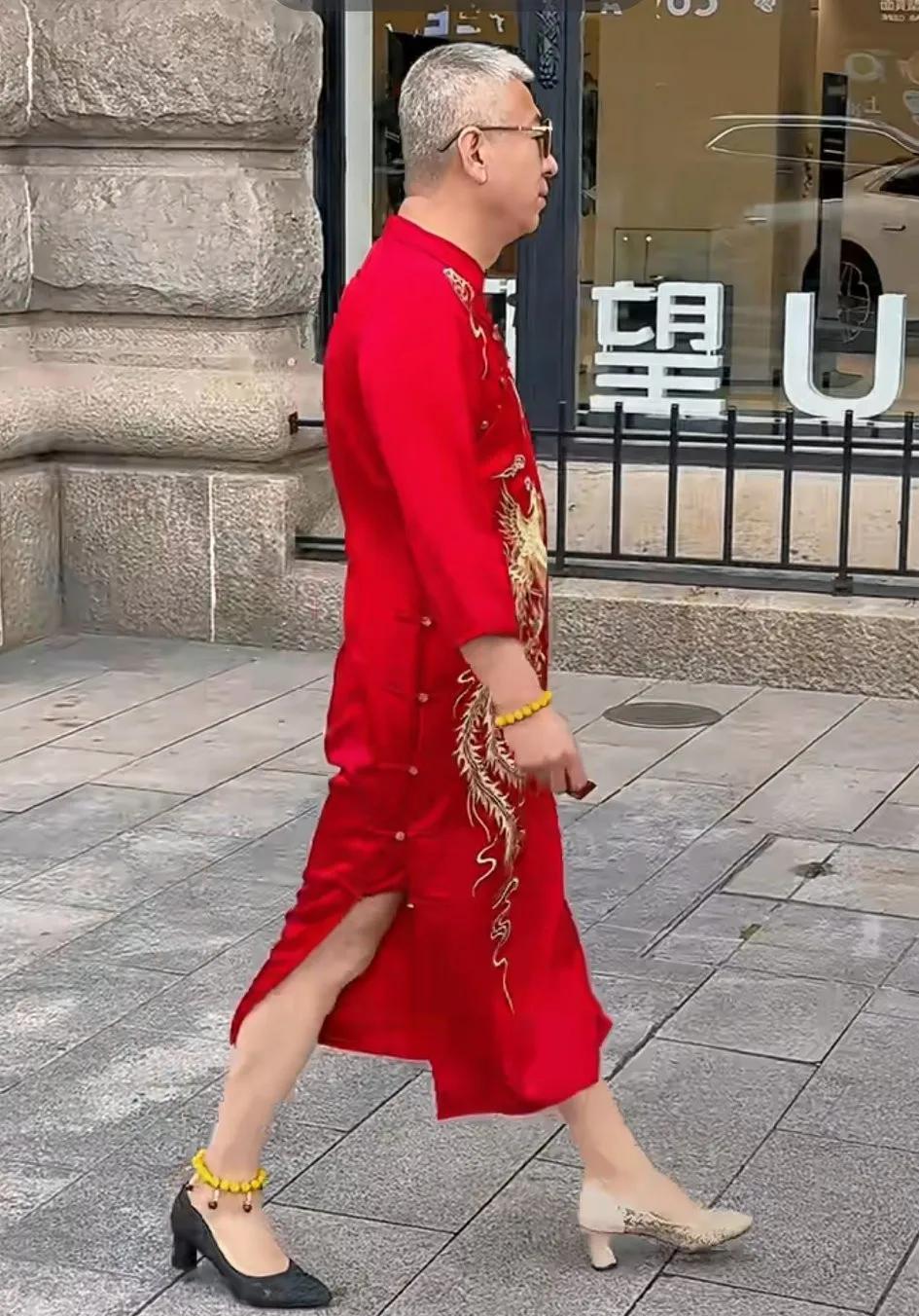 果然是大都市的人，一出来就“不同凡响”，连女士鞋都是一样一只，走起路来应该会出俩