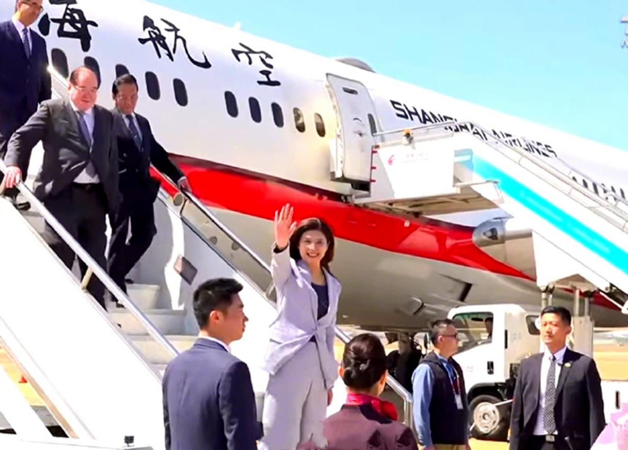 郑丽文穿紫色套装太干练优雅了！献花小姐姐非常漂亮。4月7日，郑丽文已经抵达上海