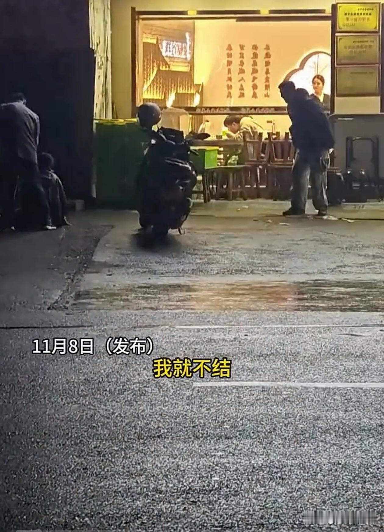 太心酸了！南京，一对父母在路边催婚儿子，儿子情绪崩溃，说出伤父母的话，母亲坐在一