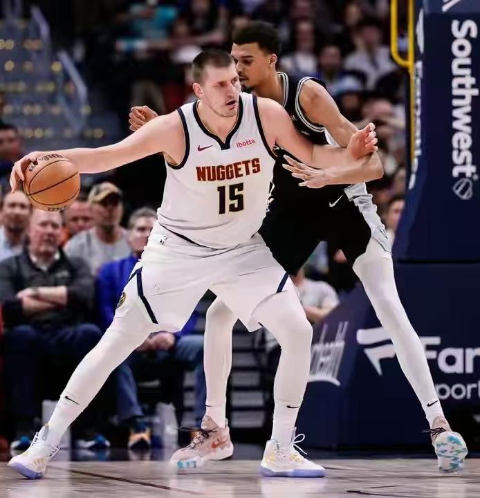 马刺加时134-136惜败掘金！本场比赛文班亚马和约基奇数据对比：文班亚马，