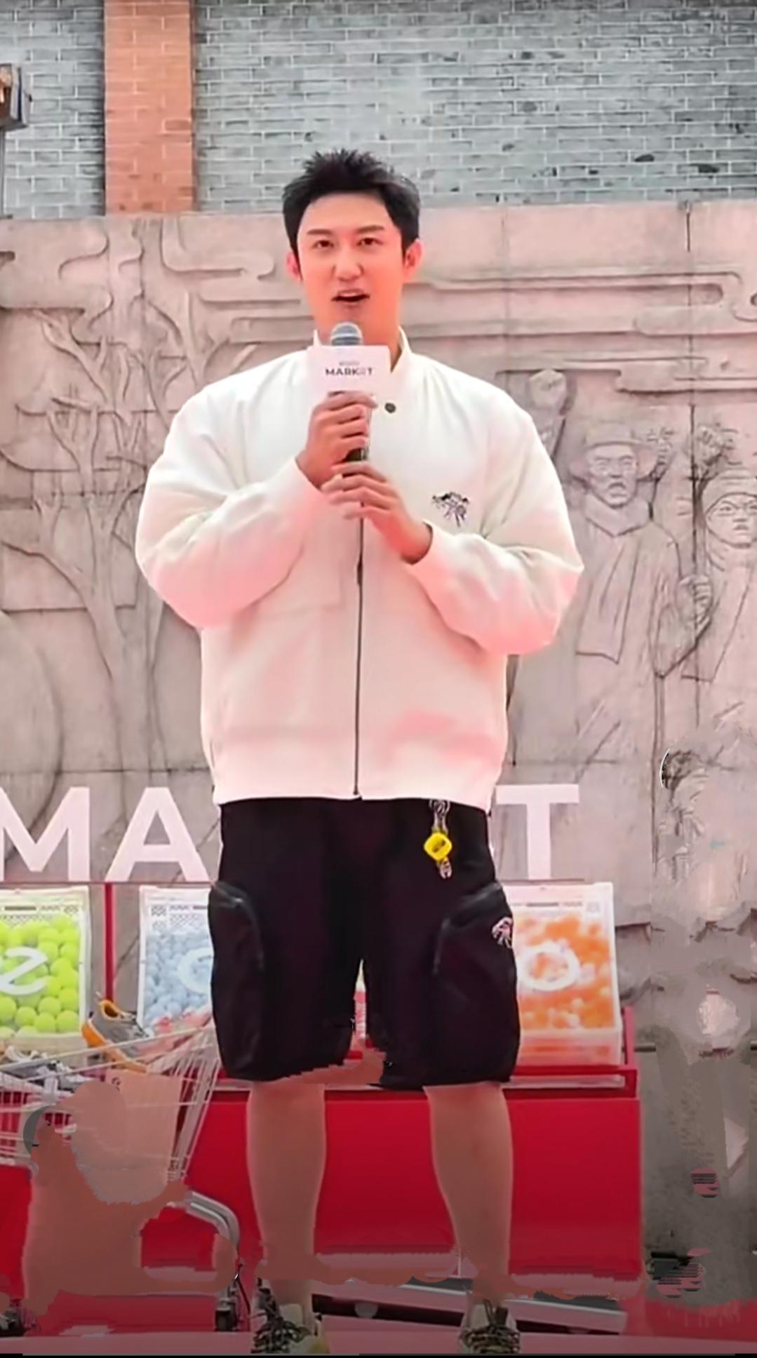 黄景瑜不但颜值出众，身材健硕有型，这衣品也是顶尖，他近日出席活动，一件白色夹克外