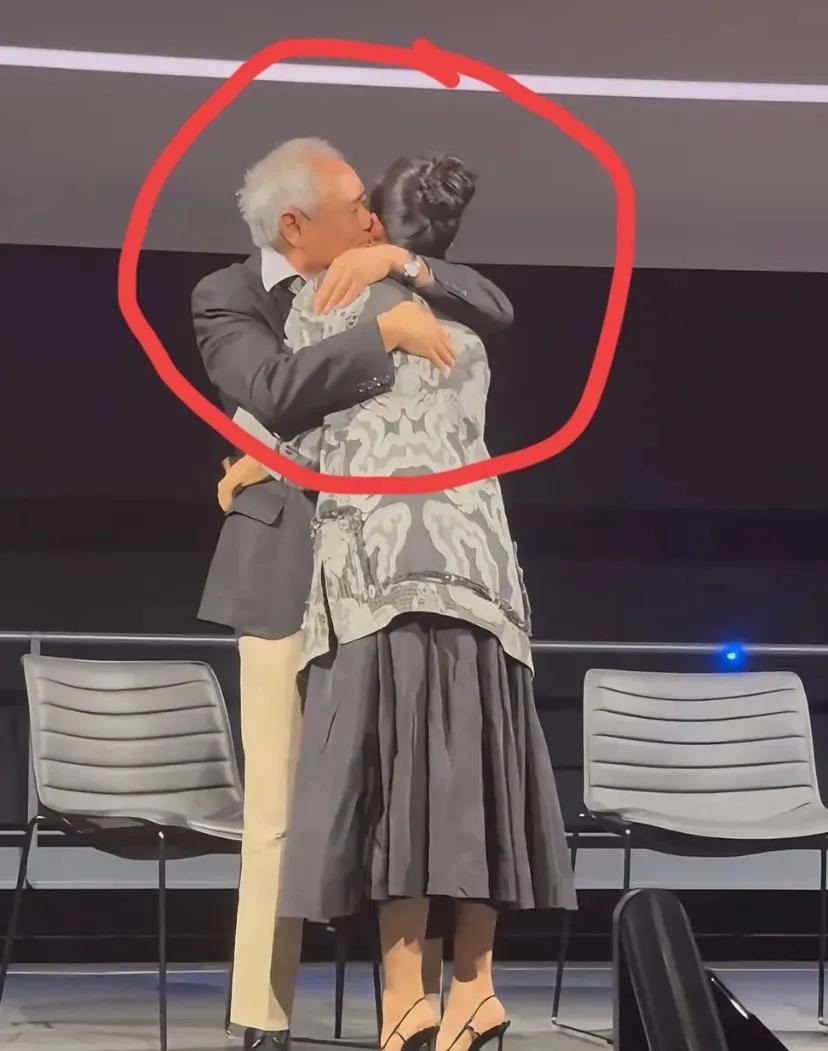 不知道汪峰看了什么感觉？李安大导演在台上深情的把章子怡拥入了怀里，两个人紧紧拥