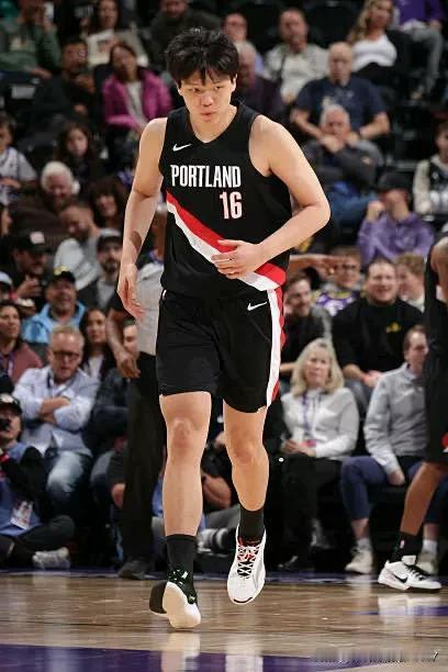 杨瀚森目前在开拓者打的最好的一场比赛！替补上场11分55秒，拿到6分5板1助攻。