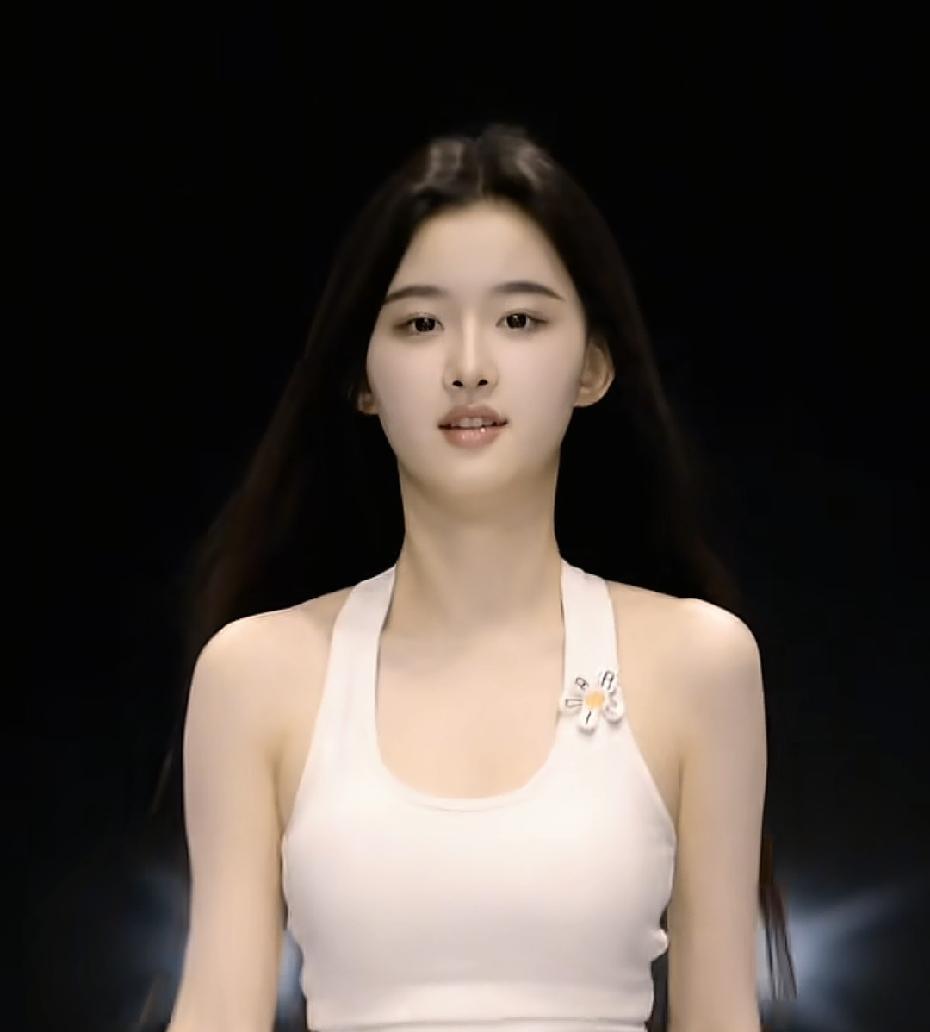 素有小刘亦菲之称的女生，一身牛仔裤造型亮相，美得不可方物。简约牛仔单品无需