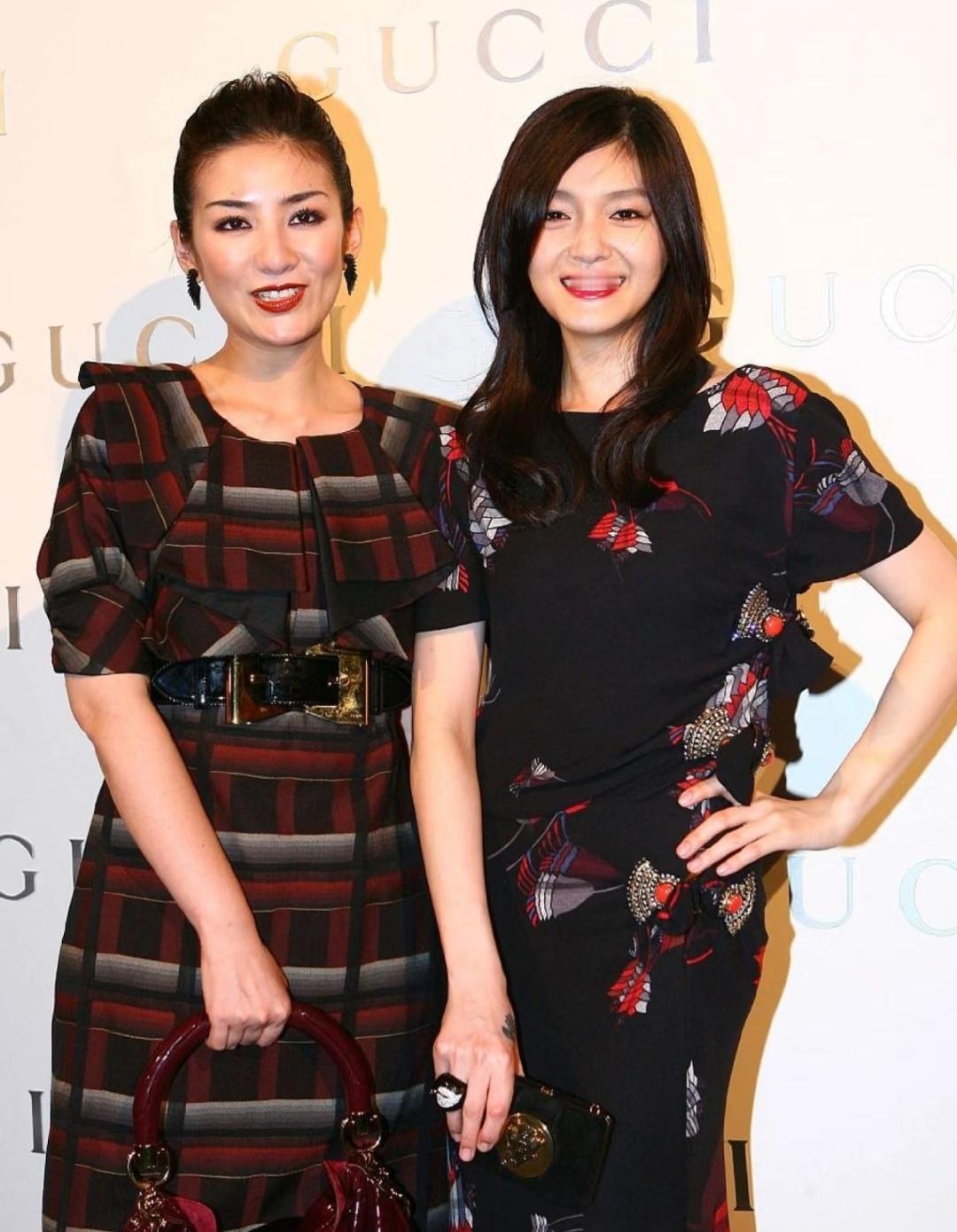 很多人都说大S是“大饼脸”，不够小巧精致。但看她早年和内地女星黄奕的同框合影，对