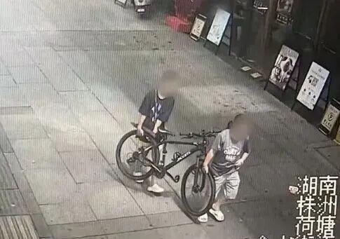 8月28日，据潇湘晨报报道，湖南株洲一名女子先是取走他人自行车，回家之后遭