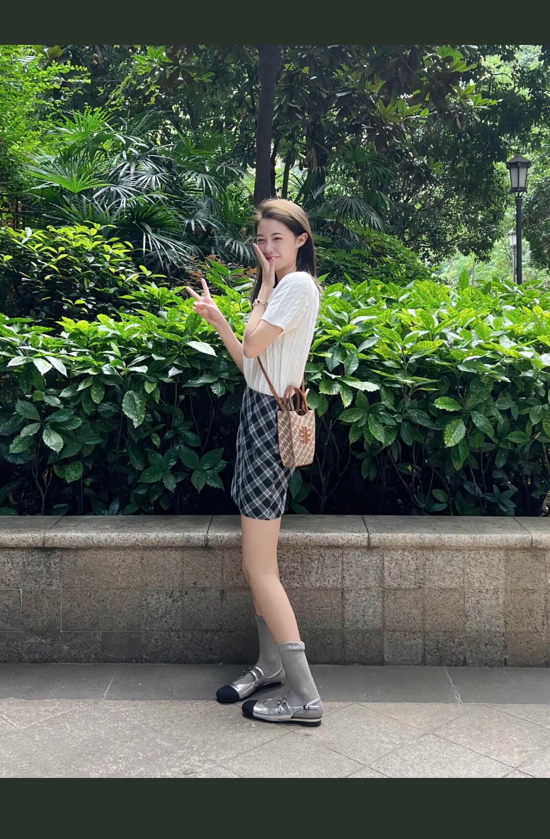 夏日穿搭指南：清爽条纹T恤+格子短裙，搭配时尚凉鞋，轻松出行！