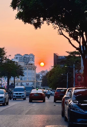 今天实在太闷热了，婆婆说家里的中央空调开一整天不划算，为了省电费，她建议我们去商
