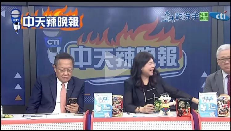 当栗正杰大言不惭地评说张亚中时，介文汲在一旁表现出了“我堂堂大好男儿，竟然会与