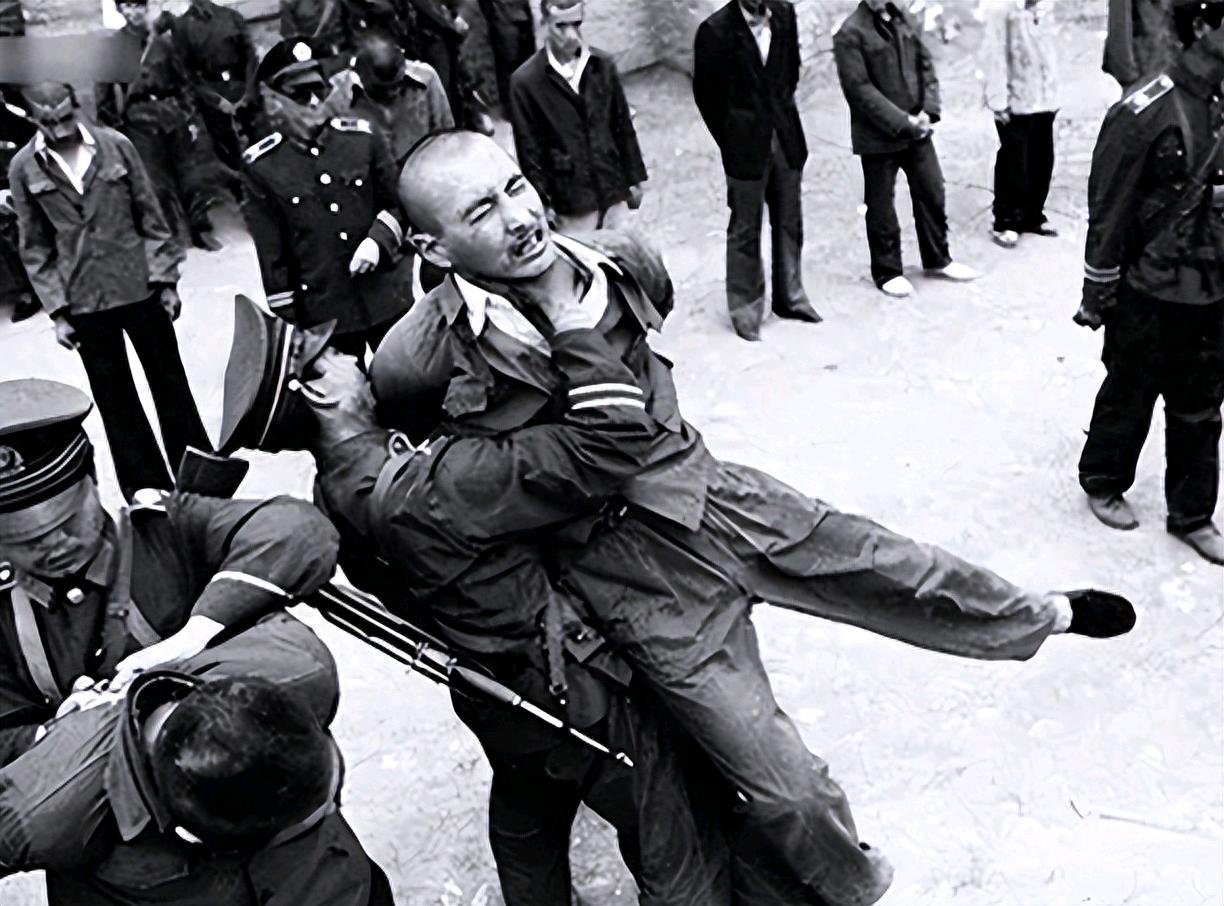 1983年严打的时候，发生了很多奇怪的事。对于强奸，轮奸，风头上抓住全部枪毙。