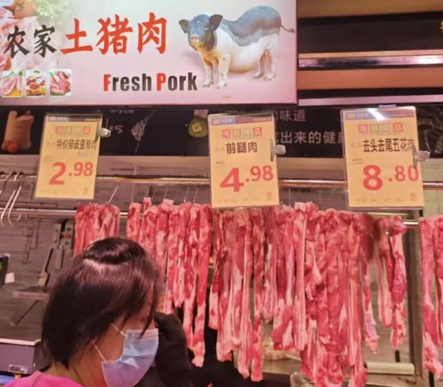 昨天去菜场，猪肉摊老板老张冲我喊：“五花肉10块！前腿8块！”我愣了，去年这时候