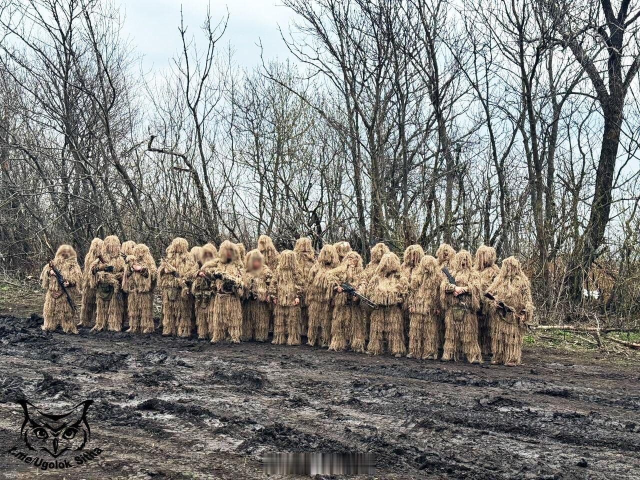 俄罗斯“稻草人”突击队，这是什么伪装，他们也不都是狙击手呀，不用都穿吉利服。再说