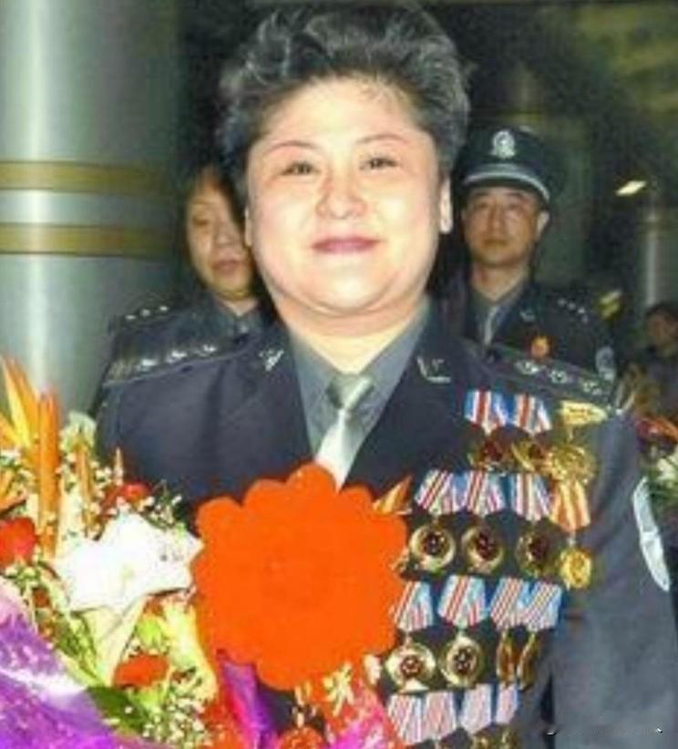 1988年，3个歹徒绑架了1个少女，并把少女塞进一辆出租车，少女却不害怕，还故意