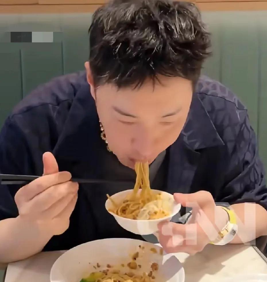 44岁潘玮柏发文喊话网友：如果在面店偶遇我，请不要发网上，我不想我公司知道我去偷