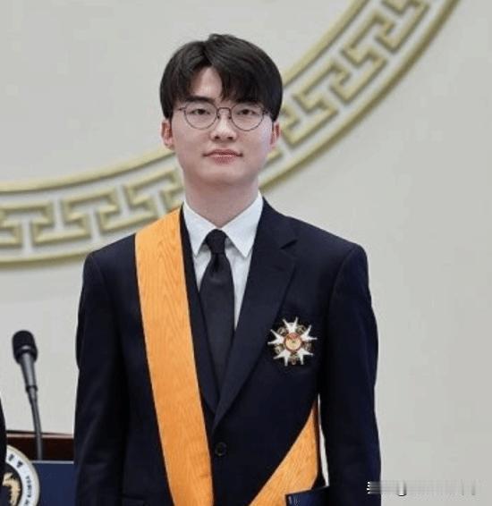 《英雄联盟》传奇中单选手，S赛六冠王李相赫(ID：Faker)在近日荣获韩国运动