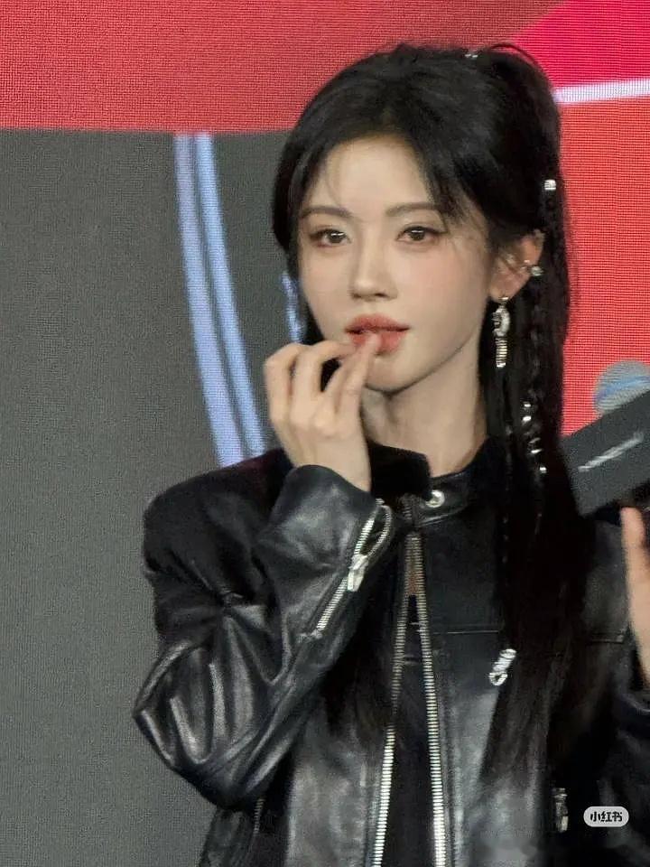 鞠婧祎真的美爆了，我觉得网红妆的鼻祖就是小鞠啦！​​​