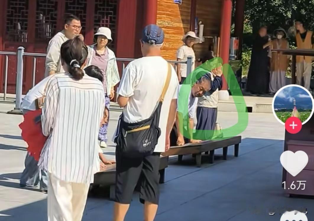 看了九华山边磕头边哭女子的视频，她的心结有没有打开我不知道，但是现场的另外一
