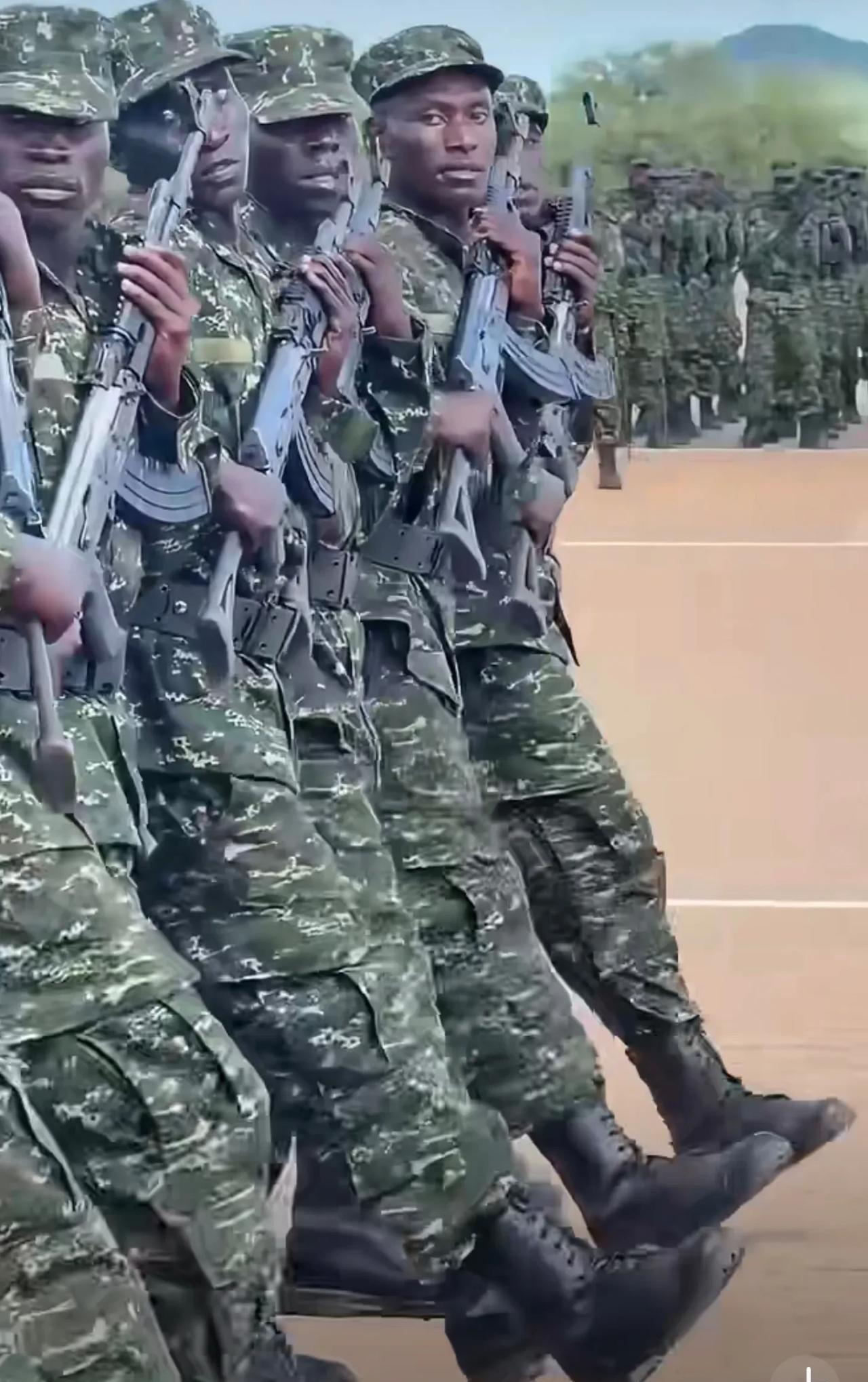 听说，这是乌干达阅兵，士兵的表情，是不是有点奇怪！