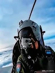 刷到一个新闻，后背瞬间就炸毛了。我们的飞行员，在天上，一个人，碰上了一伙儿外机