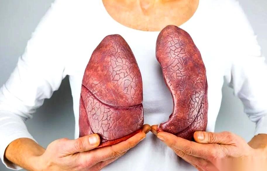 不痛不痒，肺癌晚期。就这八个字，看得我后背发凉。一个山东的女的，活蹦乱跳，吃