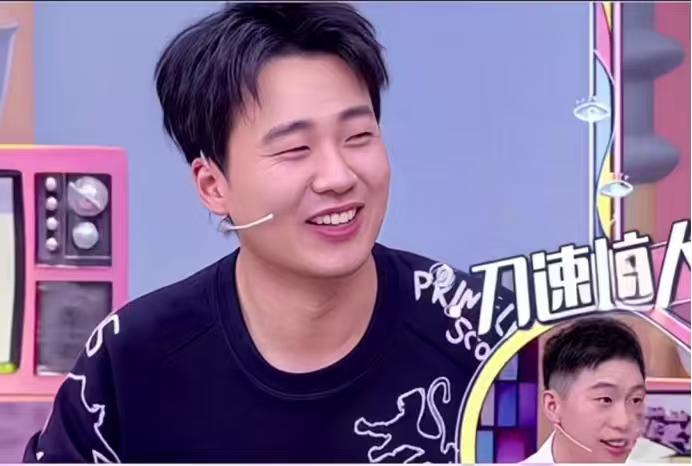 小S：“你身体是不是比你爸还差？”烧饼：“要不怎么要老二呢，是吧。”小S