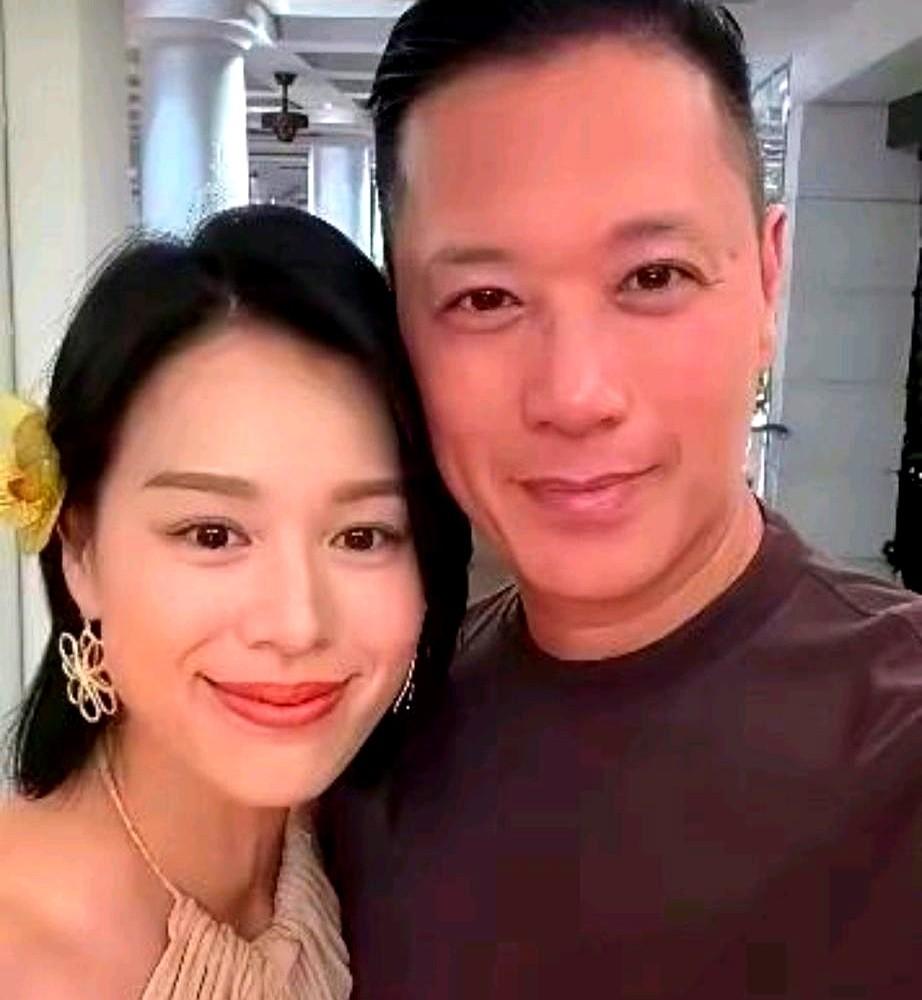 老婆谈了八年的前男友在隔壁桌，现任老公直接起身张开了双臂。　　吉隆坡餐厅里，李
