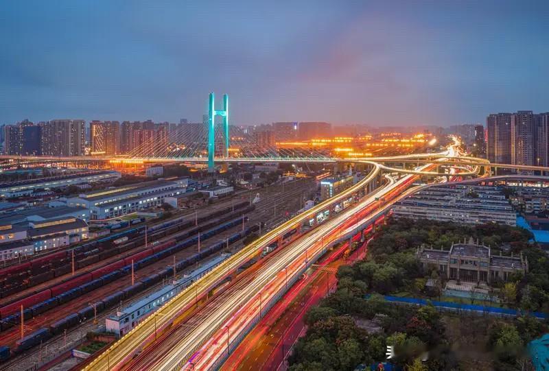 2026年房地产想要回暖，还是要靠大基建。虽然说现在棚改比较难了，但是还有城市