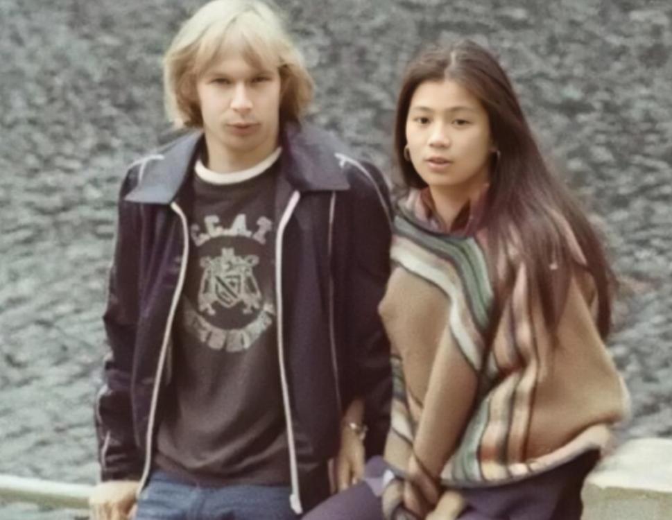 1979年，20岁的翁美玲和荷兰男友Rob逛街时被拍下了一张照片，照片中的她笑得