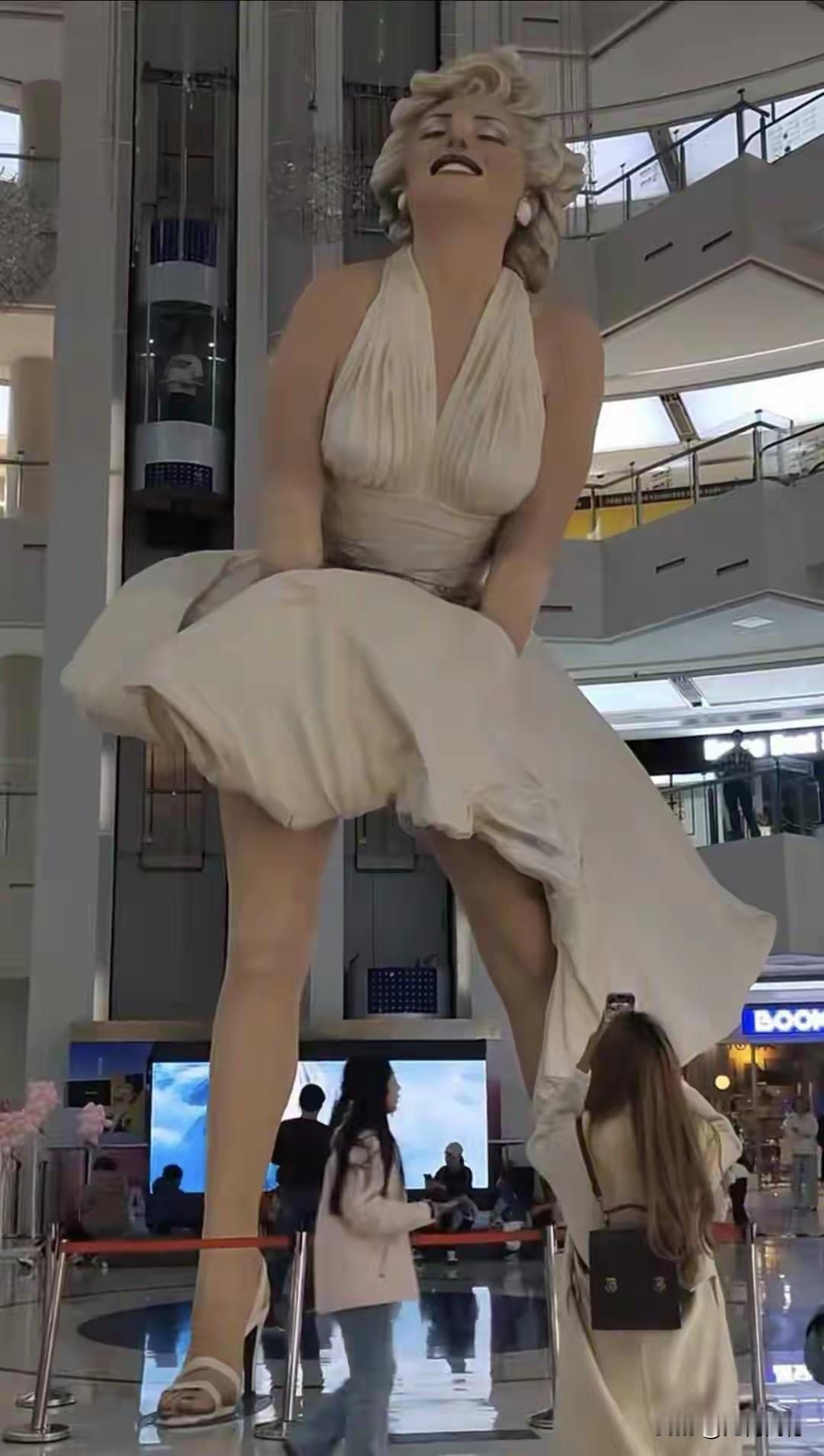 玛丽莲梦露的这个雕像拆除了，非常赞同这个商场的做法，弄一个这个这么大的雕像放在商
