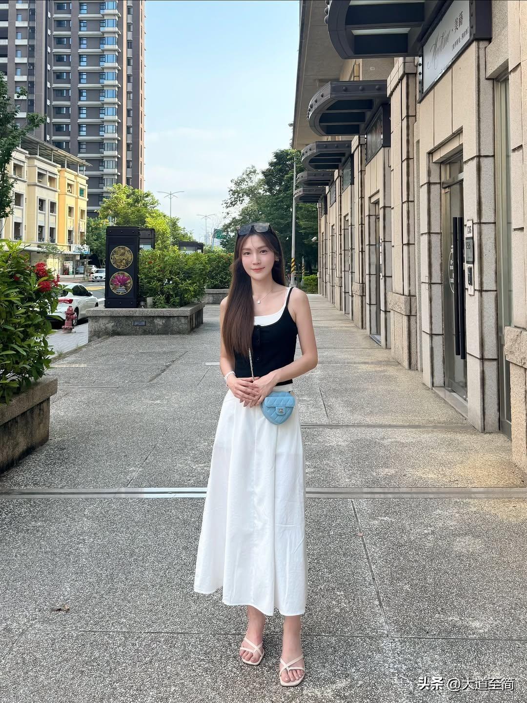 ​街头偶遇的一抹清爽。如果相亲对象是这样一位落落大方、笑起来很治愈的女孩，你会给
