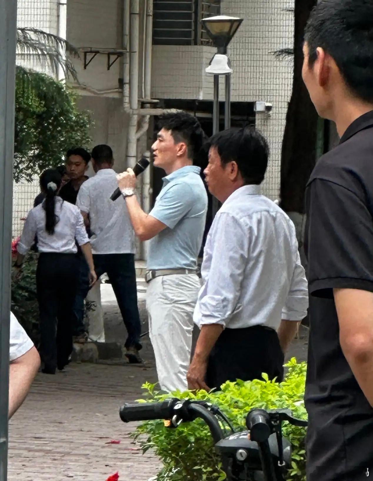 张馨予老公何捷在广州大学校区内被偶遇，他正在给保安们上消防演练课，一副领导的做派