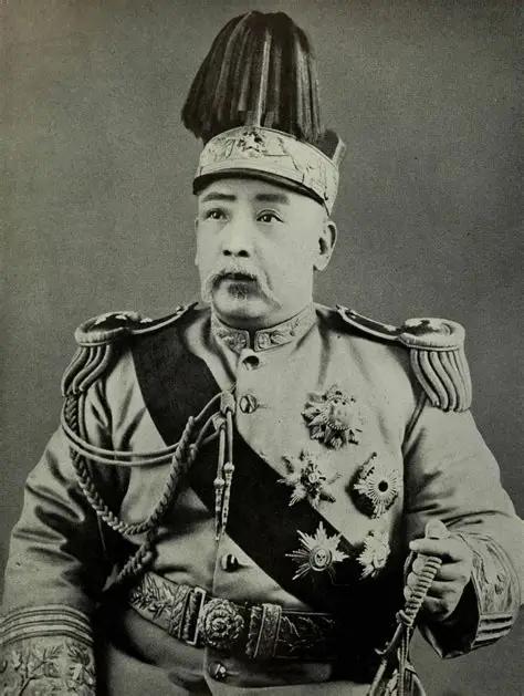 袁世凯洗澡掉"龙鳞"，袁世凯总统以后，从故宫废帝溥仪那里要来一只九龙白玉杯，天天