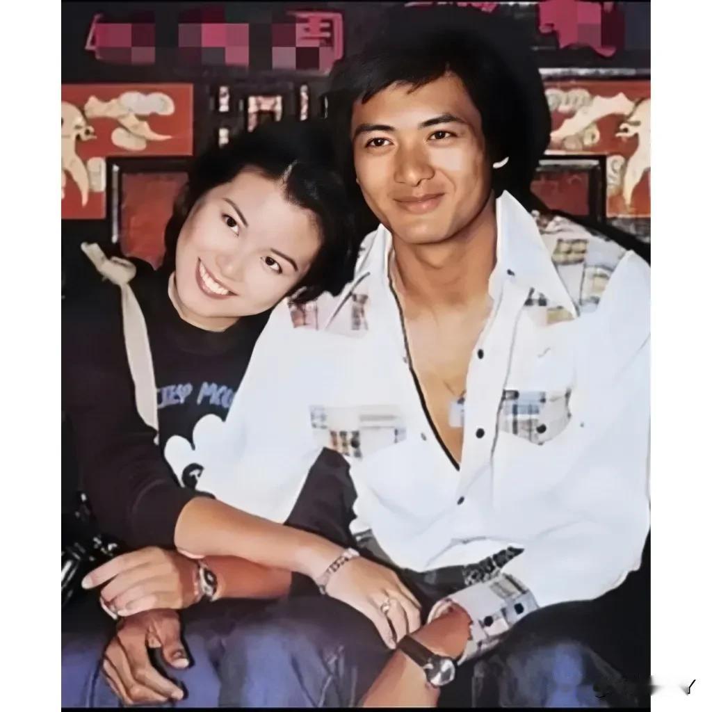 1977年，22岁的周润发与初恋女友缪骞人的留影旧照。照片中，两人其乐融融，幸福