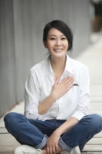 2011年，刘若英嫁给了身家68亿的富商钟小江，婚前刘若英约法三章：可以同居但必