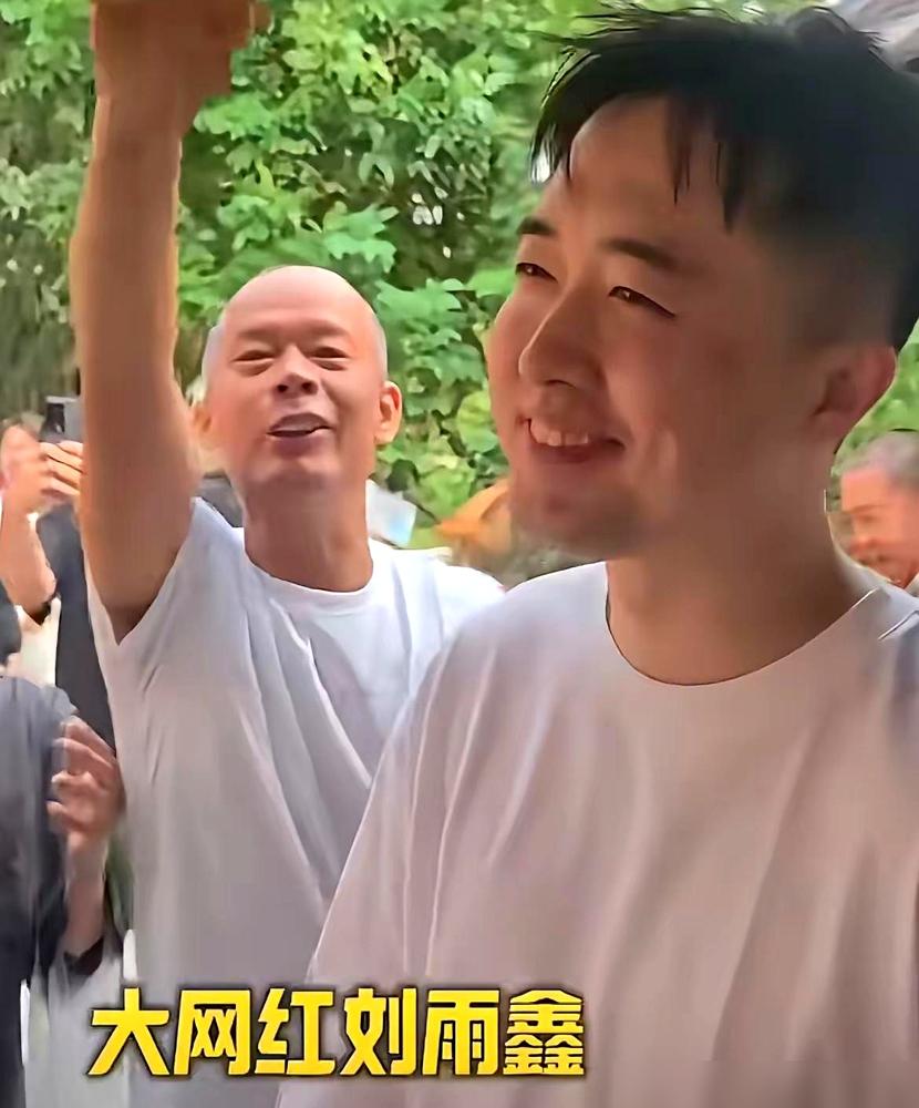 别再刷那个鸡煲老板的搞笑了。我告诉你，这不是什么泼天富贵，这是一场不宣而战的“围