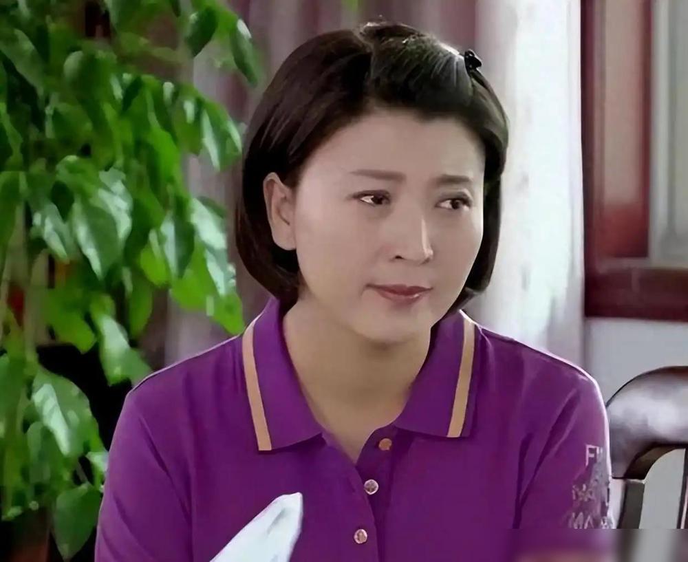 闫学晶真的是“爱咋咋地”了，被网友骂了一个月，她的直播被各大平台限制，但她却又带