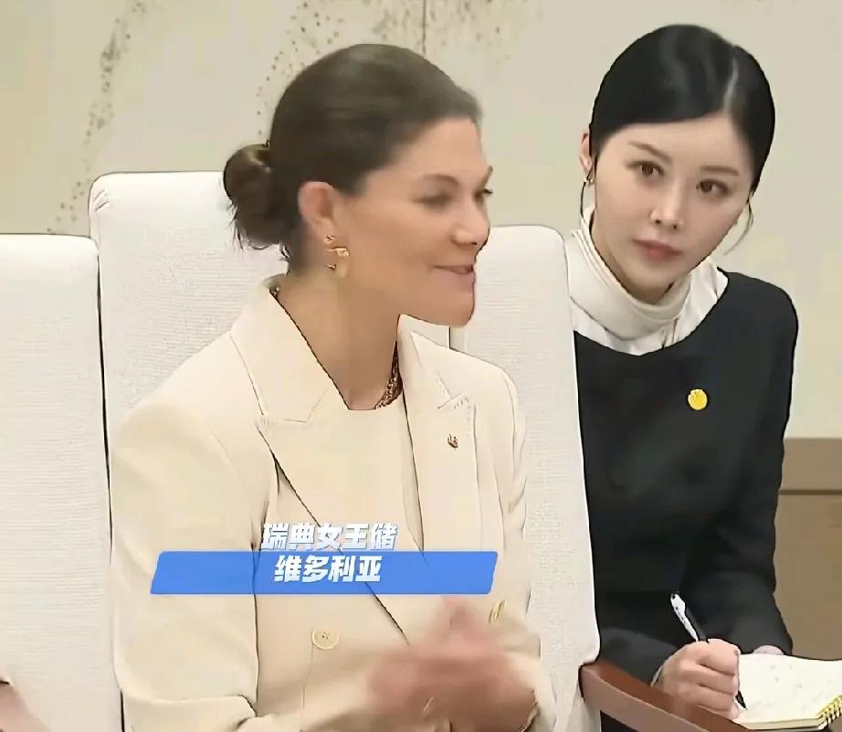 这位坐在瑞典女王储维多利亚身后的黑衣女子，就是李在明的专属翻译，不说年龄，谁能看