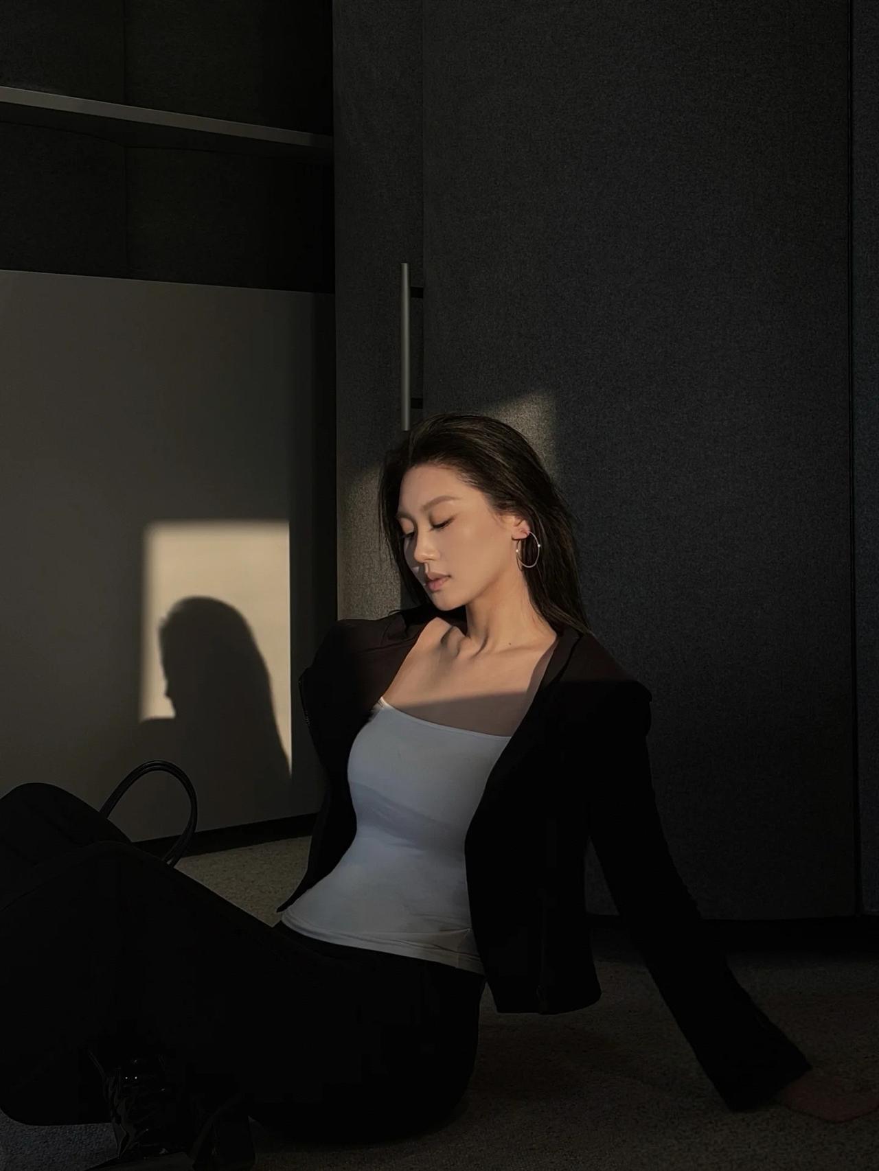 光影交织的静谧时光